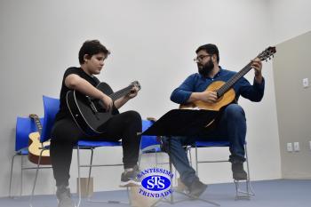 Alunos apresentam o resultado das aulas do ano no Recital de Violão