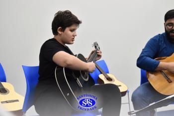 Alunos apresentam o resultado das aulas do ano no Recital de Violão