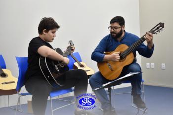 Alunos apresentam o resultado das aulas do ano no Recital de Violão