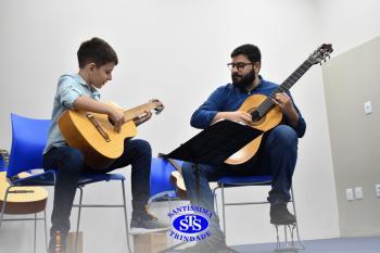 Alunos apresentam o resultado das aulas do ano no Recital de Violão