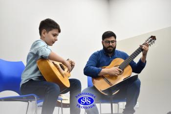 Alunos apresentam o resultado das aulas do ano no Recital de Violão