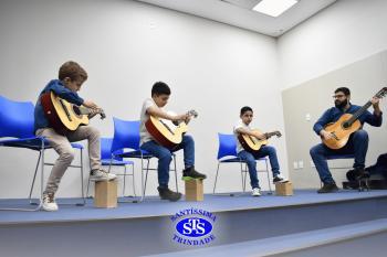 Alunos apresentam o resultado das aulas do ano no Recital de Violão