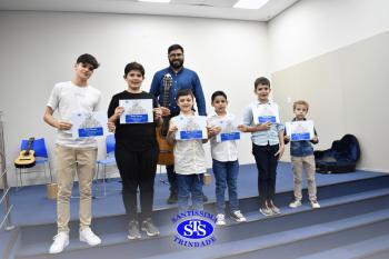 Alunos apresentam o resultado das aulas do ano no Recital de Violão