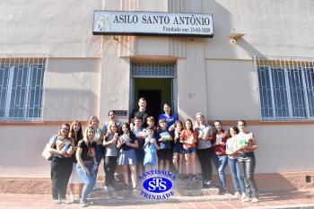 Alunos visitam idosos do Asilo Santo Antônio e levam doações | 4º ano