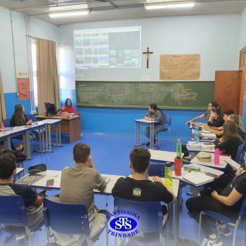 3ª série EM recebe visita de intercambista da Itália