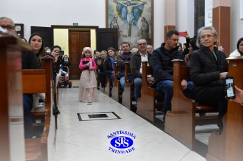 Famílias reunidas em oração na Capela do Colégio