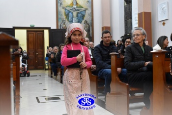Famílias reunidas em oração na Capela do Colégio