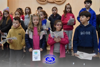 Famílias reunidas em oração na Capela do Colégio