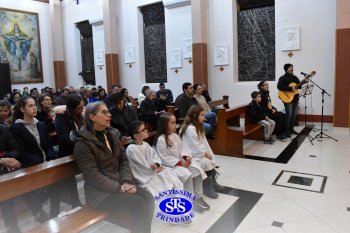 Famílias reunidas em oração na Capela do Colégio