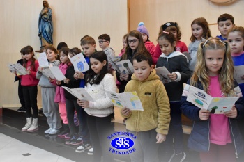 Famílias reunidas em oração na Capela do Colégio