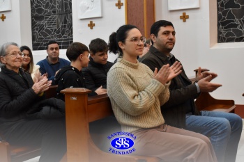 Famílias reunidas em oração na Capela do Colégio