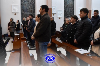 Famílias reunidas em oração na Capela do Colégio