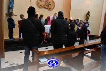Famílias reunidas em oração na Capela do Colégio
