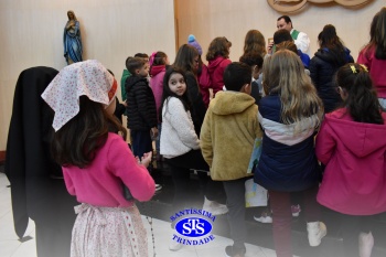 Famílias reunidas em oração na Capela do Colégio