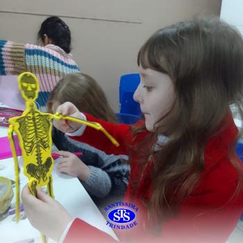 Alunos realizam atividades práticas sobre o corpo humano | 2º ano 