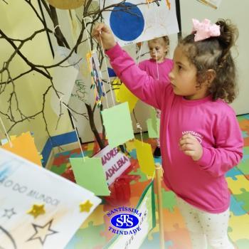 Alunos constroem Árvore das Vivências com memórias | Infantil 3