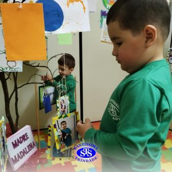 Alunos constroem Árvore das Vivências com memórias | Infantil 3