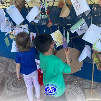 Alunos constroem Árvore das Vivências com memórias | Infantil 3