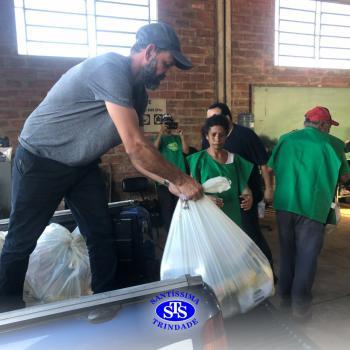 Alunos entregam cestas básicas aos trabalhadores da Cooperativa Unicca | 7º ano