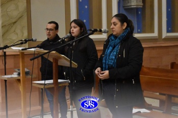 Famílias reunidas em oração na Catedral de Cruz Alta 