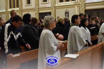 Famílias reunidas em oração na Catedral de Cruz Alta 