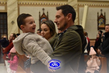 Famílias reunidas em oração na Catedral de Cruz Alta 