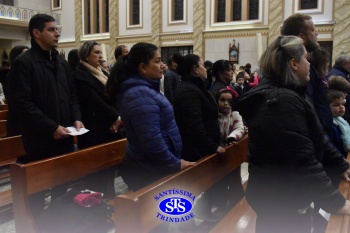 Famílias reunidas em oração na Catedral de Cruz Alta 