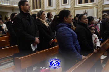 Famílias reunidas em oração na Catedral de Cruz Alta 