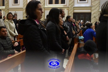 Famílias reunidas em oração na Catedral de Cruz Alta 