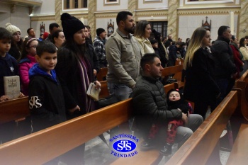 Famílias reunidas em oração na Catedral de Cruz Alta 