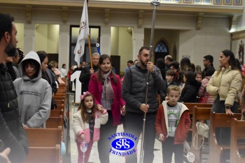 Famílias reunidas em oração na Catedral de Cruz Alta 