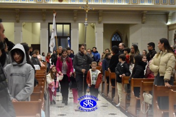 Famílias reunidas em oração na Catedral de Cruz Alta 