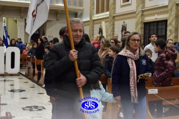 Famílias reunidas em oração na Catedral de Cruz Alta 