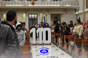 Famílias reunidas em oração na Catedral de Cruz Alta 