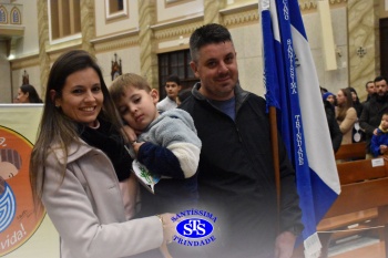 Famílias reunidas em oração na Catedral de Cruz Alta 
