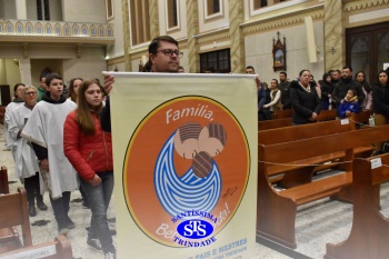 Famílias reunidas em oração na Catedral de Cruz Alta 
