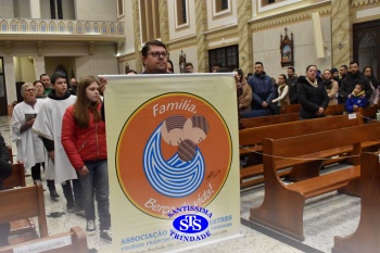 Famílias reunidas em oração na Catedral de Cruz Alta 