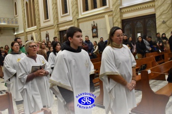 Famílias reunidas em oração na Catedral de Cruz Alta 