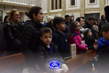 Famílias reunidas em oração na Catedral de Cruz Alta 