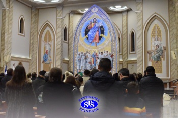 Famílias reunidas em oração na Catedral de Cruz Alta 