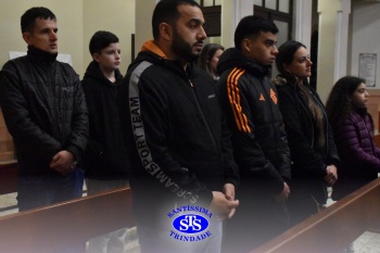Famílias reunidas em oração na Catedral de Cruz Alta 