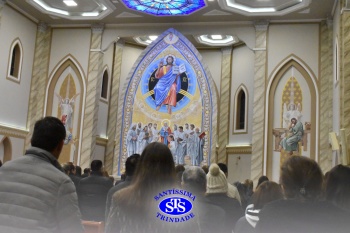 Famílias reunidas em oração na Catedral de Cruz Alta 
