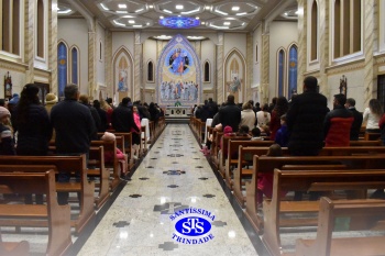 Famílias reunidas em oração na Catedral de Cruz Alta 