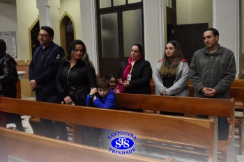 Famílias reunidas em oração na Catedral de Cruz Alta 