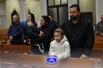 Famílias reunidas em oração na Catedral de Cruz Alta 