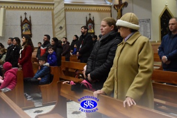 Famílias reunidas em oração na Catedral de Cruz Alta 