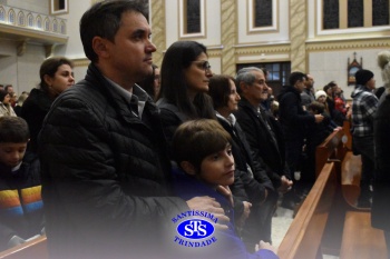 Famílias reunidas em oração na Catedral de Cruz Alta 