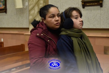 Famílias reunidas em oração na Catedral de Cruz Alta 