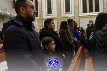 Famílias reunidas em oração na Catedral de Cruz Alta 