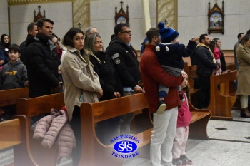 Famílias reunidas em oração na Catedral de Cruz Alta 